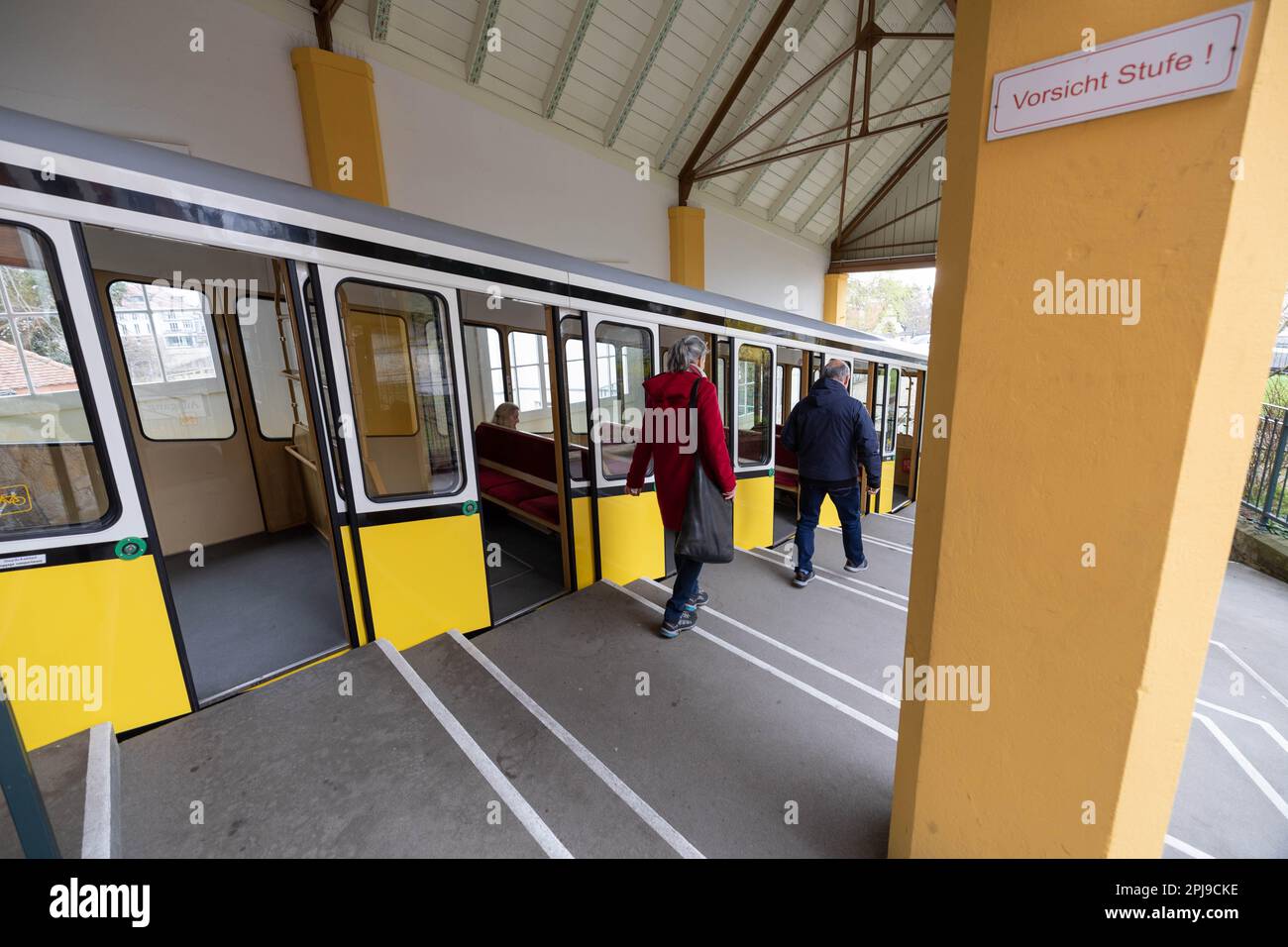 Dresden, Deutschland. 01. April 2023. Eine Frau und ein Mann steigen in die Seilbahn an der oberen Station. Nach der Frühjahrsüberholung sind sie wieder im normalen öffentlichen Nahverkehr zwischen dem Körnerplatz und dem Weißen Hirsch. Kredit: Daniel Schäfer/dpa/Alamy Live News Stockfoto