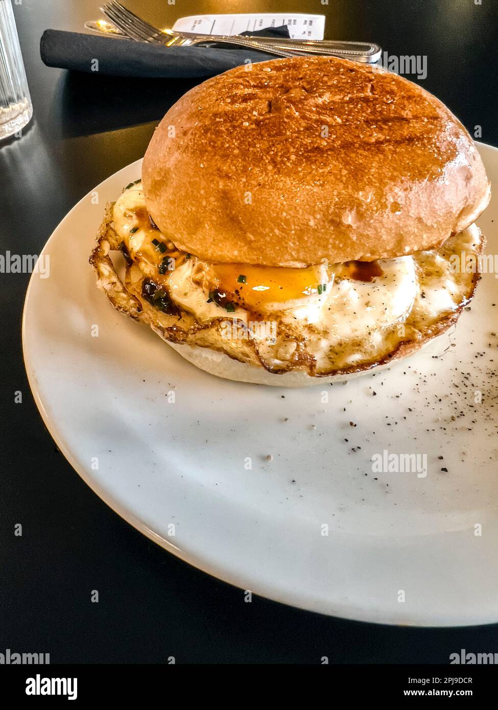 Frisch zubereitetes Spiegelei-Sandwich Fast Food-Frühstück, fertig zum Genießen. Stockfoto