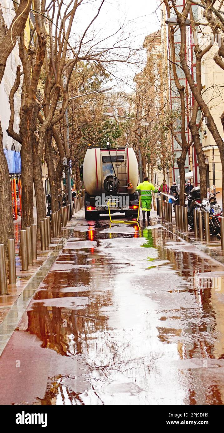 Männer vom Reinigungsdienst putzen eine Straße in einem Viertel von Barcelona, Katalonien, Spanien, Europa Stockfoto