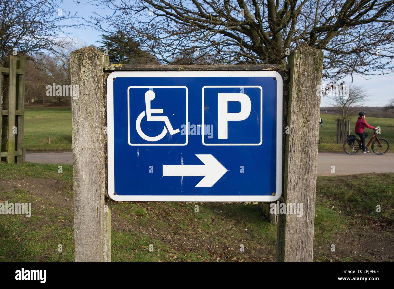 Behindertenparkplatz und Parkplatzbeschilderung Stockfoto