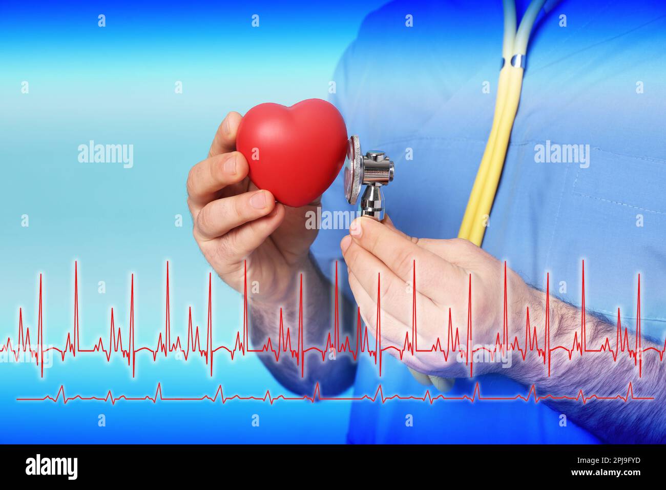 Nahaufnahme eines Arztes mit Stethoskop und rotem Herzen und Darstellung des Kardiogramms auf türkisfarbenem Hintergrund Stockfoto