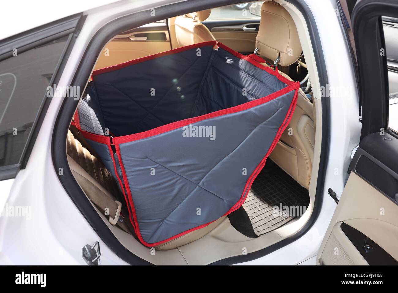 Schwarzer Sackträger für Haustiere im Auto Stockfoto