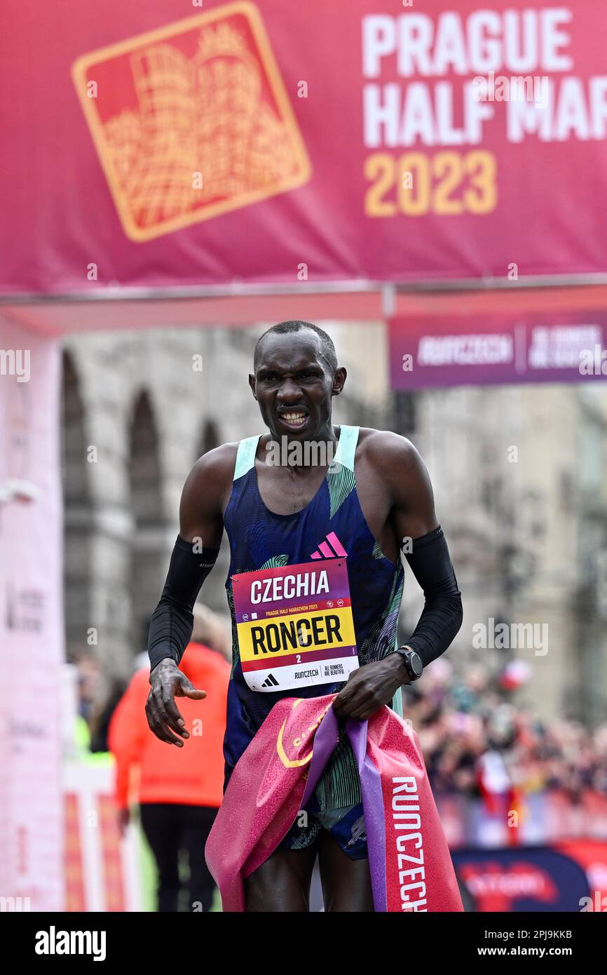 Prag, Tschechische Republik. 01. April 2023. Roncer Konga aus Kenia gewann am 1. April 2023 in Prag den Prager Halbmarathon 2023. Kredit: Ondrej Deml/CTK Photo/Alamy Live News Stockfoto