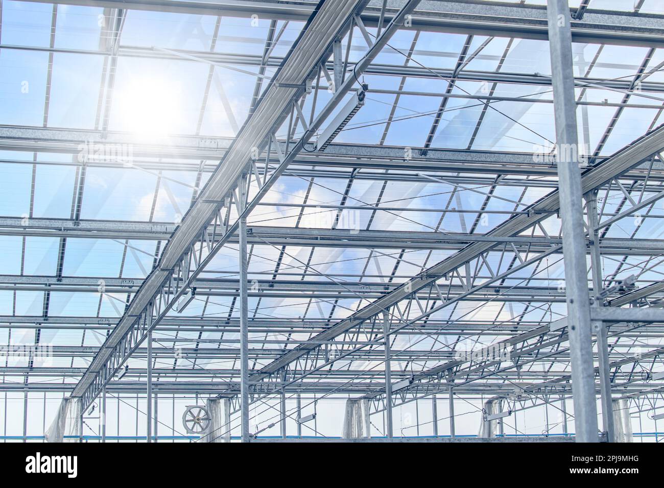 Dachrahmen aus Metall Glasfenster Sonnenschirm von Gewächshäusern für landwirtschaftliche Betriebe Stockfoto