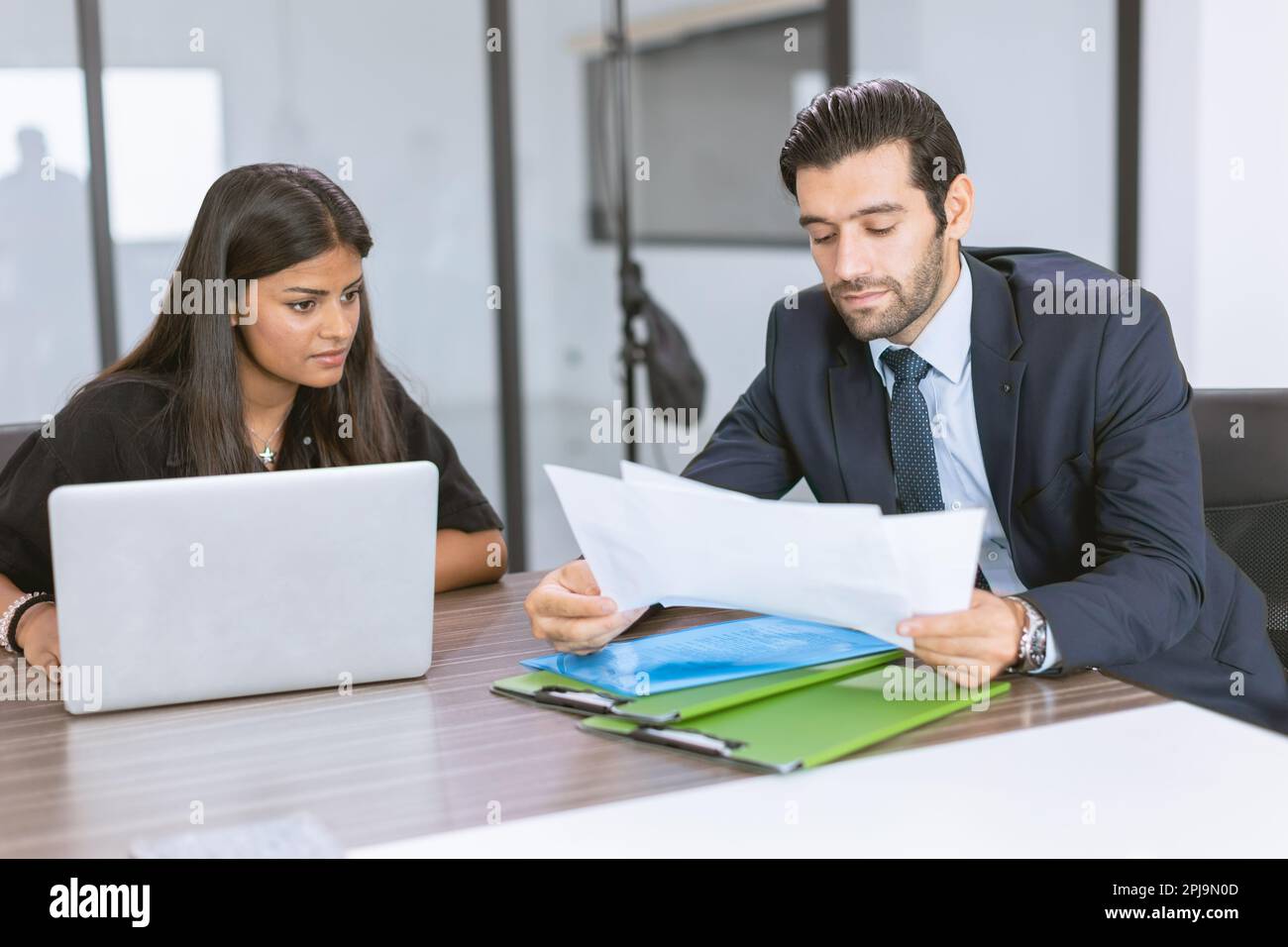 hispanische indische Geschäftsleute arbeiten zusammen. indische Geschäftsfrau trifft sich mit dem Boss. Stockfoto