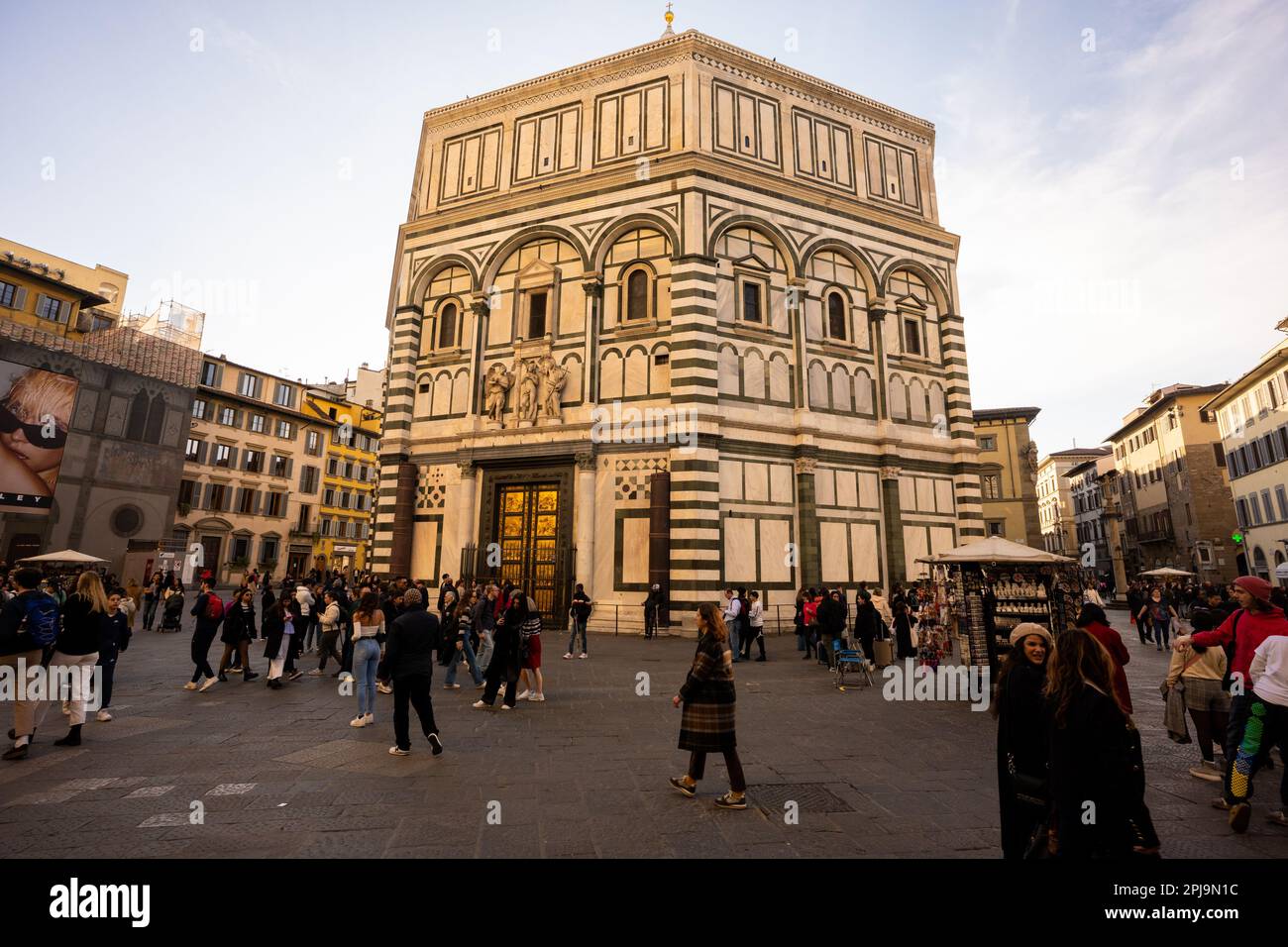 Das Baptisterium, das älteste Gebäude in Florenz, neben dem Dom. Florenz, Italien Stockfoto
