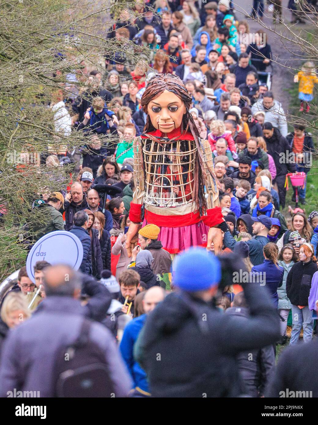 London, Großbritannien. 01. April 2023. Der kleine Amal geht den Parliament Hill hinauf. Little Amal, die Marionette eines Flüchtlingskindes, führt einen Spaziergang durch Hampstead Heath, um vertriebene Kinder auf der ganzen Welt zu unterstützen. Die Spenden werden an die Kampagne Choose Love gespendet, um Flüchtlingskindern in Großbritannien und der ganzen Welt zu helfen. Kredit: Imageplotter/Alamy Live News Stockfoto