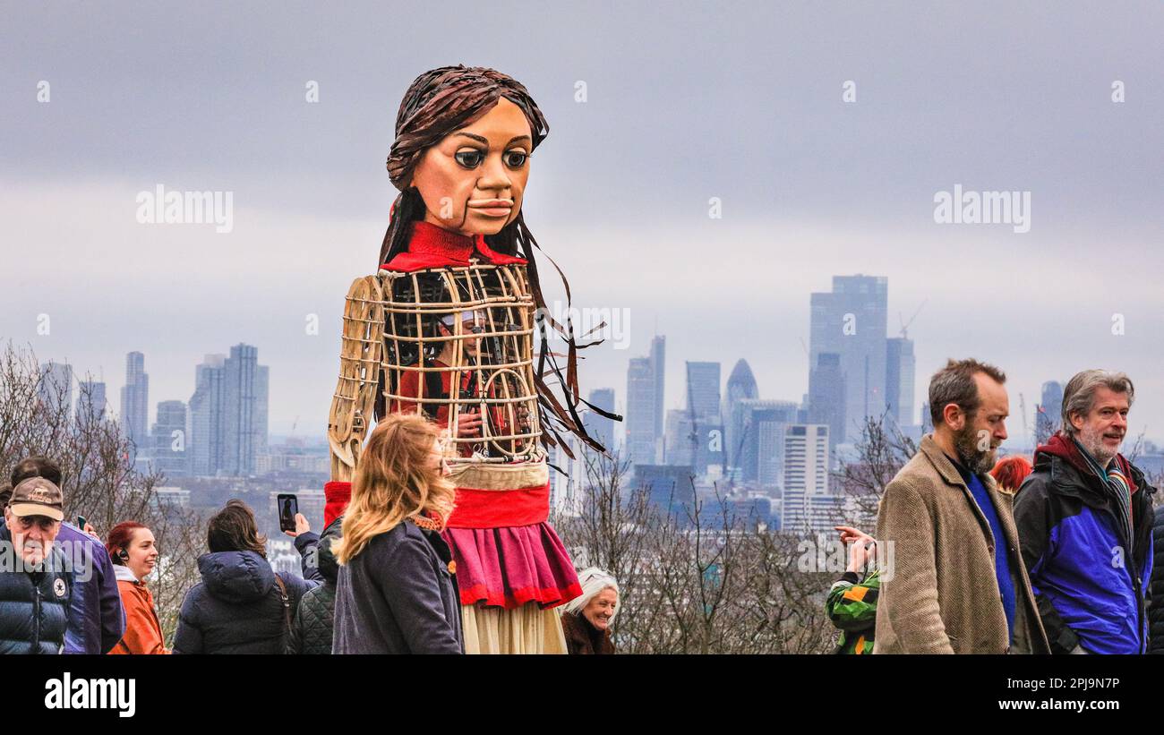 London, Großbritannien. 01. April 2023. Little Amal genießt den Panoramablick vom Parliament Hill. Little Amal, die Marionette eines Flüchtlingskindes, führt einen Spaziergang durch Hampstead Heath, um vertriebene Kinder auf der ganzen Welt zu unterstützen. Die Spenden werden an die Kampagne Choose Love gespendet, um Flüchtlingskindern in Großbritannien und der ganzen Welt zu helfen. Kredit: Imageplotter/Alamy Live News Stockfoto