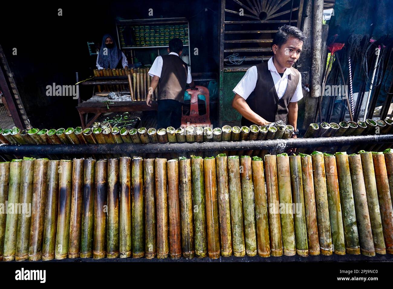 Medan, Indonesien. 01. April 2023. Während des heiligen Monats Ramadan in Medan, Provinz Nord-Sumatra, Indonesien, am 01. April 2023 stellen die Arbeiter traditionell klebrigen Reis her, der vor Ort als Lemang Srikaya Bambus bekannt ist. Der Umsatz von Lemang Srikaya Bambus steigt, weil es eines der Lieblingsmenüs ist, wenn man das Fast bricht. (Foto: Hendro Budiman/INA Photo Agency /Sipa USA) Guthaben: SIPA USA/Alamy Live News Stockfoto