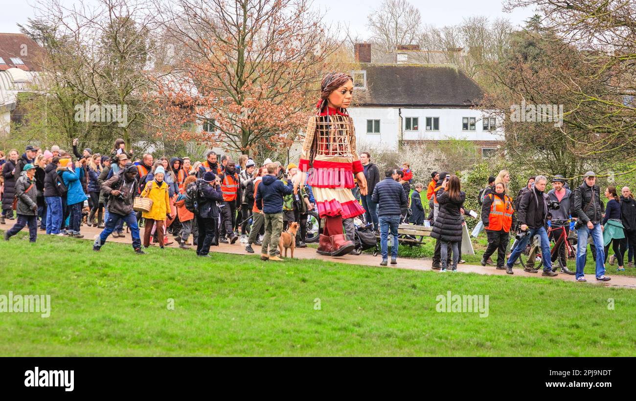 London, Großbritannien. 01. April 2023. Little Amal begrüßt die Walkers am Bandstand am Parliament Hill. Little Amal, die Marionette eines Flüchtlingskindes, führt einen Spaziergang durch Hampstead Heath, um vertriebene Kinder auf der ganzen Welt zu unterstützen. Die Spenden werden an die Kampagne Choose Love gespendet, um Flüchtlingskindern in Großbritannien und der ganzen Welt zu helfen. Kredit: Imageplotter/Alamy Live News Stockfoto