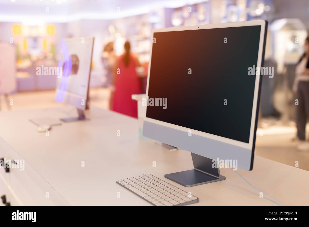 Computer-Desktop auf der Theke für Internetservice oder Kundeninformationen leerer Bildschirm für Werbung Stockfoto