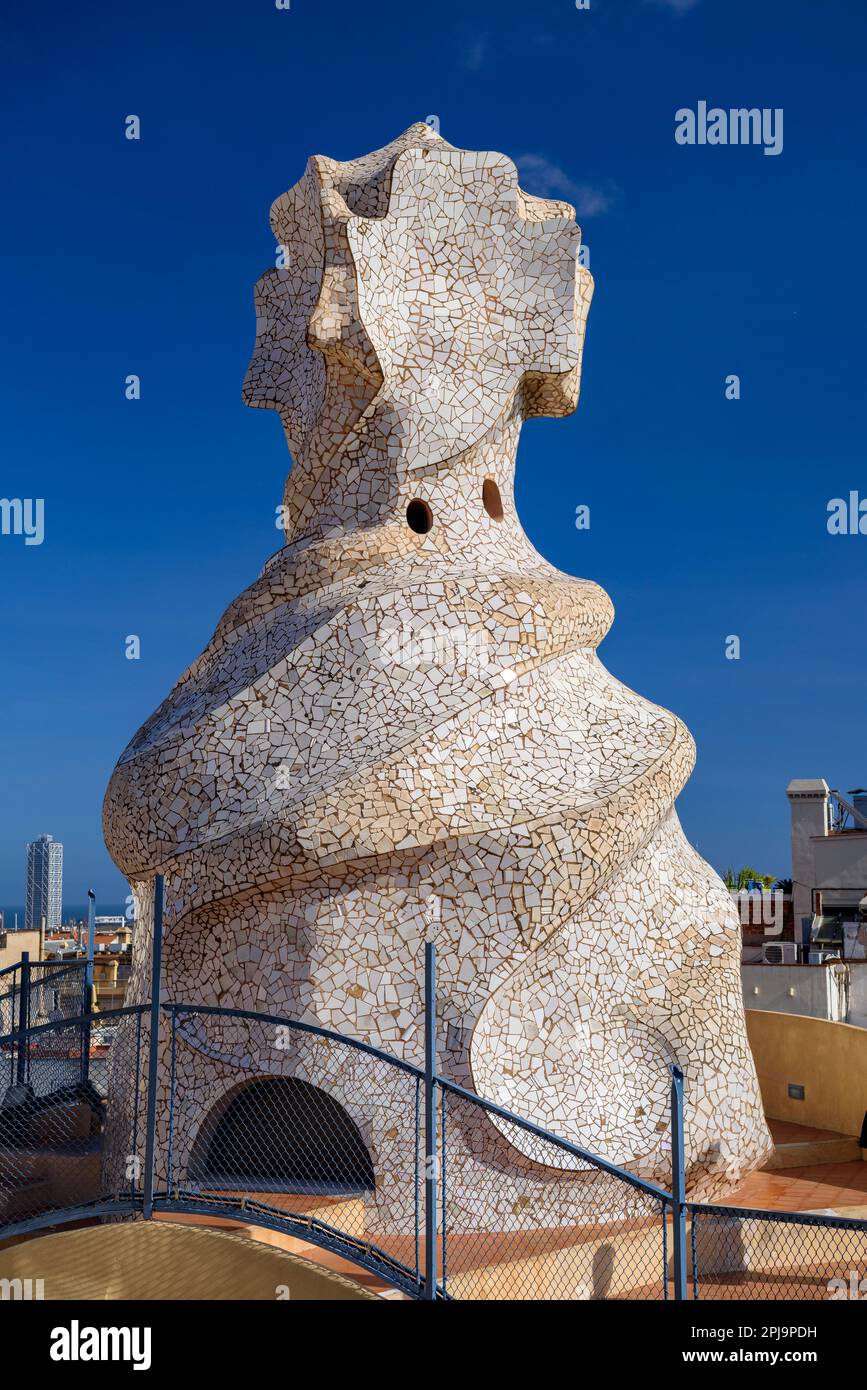 Oben auf dem Treppenhaus mit dem 4-armigen Kreuz, entworfen von Gaudí auf der Dachterrasse der Casa Milà - La Pedrera (Barcelona, Katalonien, Spanien) Stockfoto