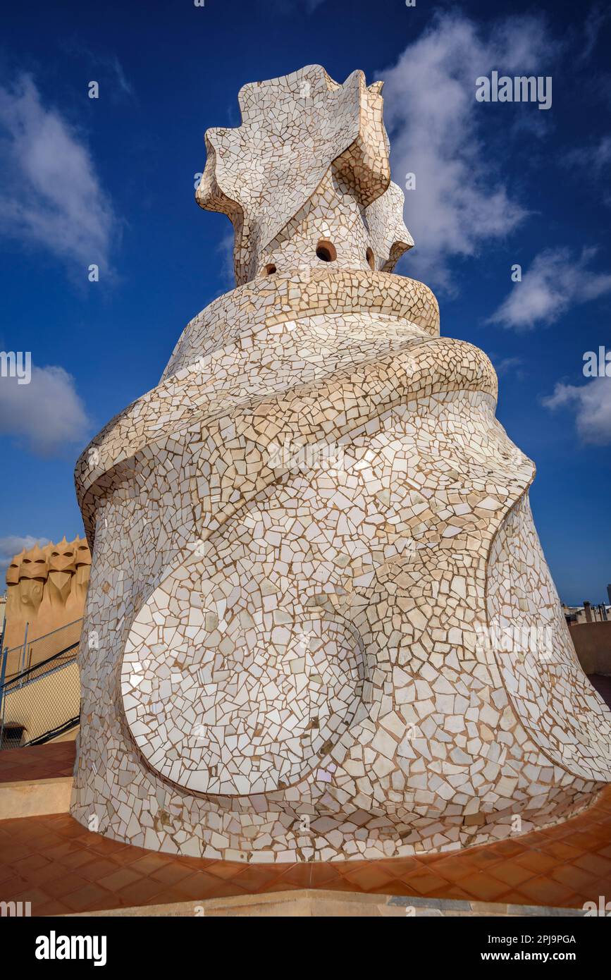 Oben auf dem Treppenhaus mit dem 4-armigen Kreuz, entworfen von Gaudí auf der Dachterrasse der Casa Milà - La Pedrera (Barcelona, Katalonien, Spanien) Stockfoto