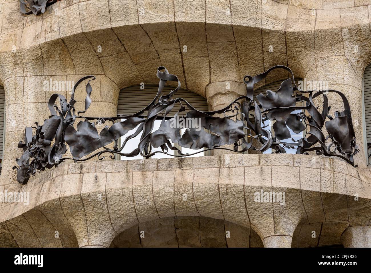 Schmiedeeiserne Details auf den Geländern von La Pedrera - Casa Milà, entworfen von Antoni Gaudí (Barcelona, Katalonien, Spanien) ESP: Detalles de hierro forjado Stockfoto