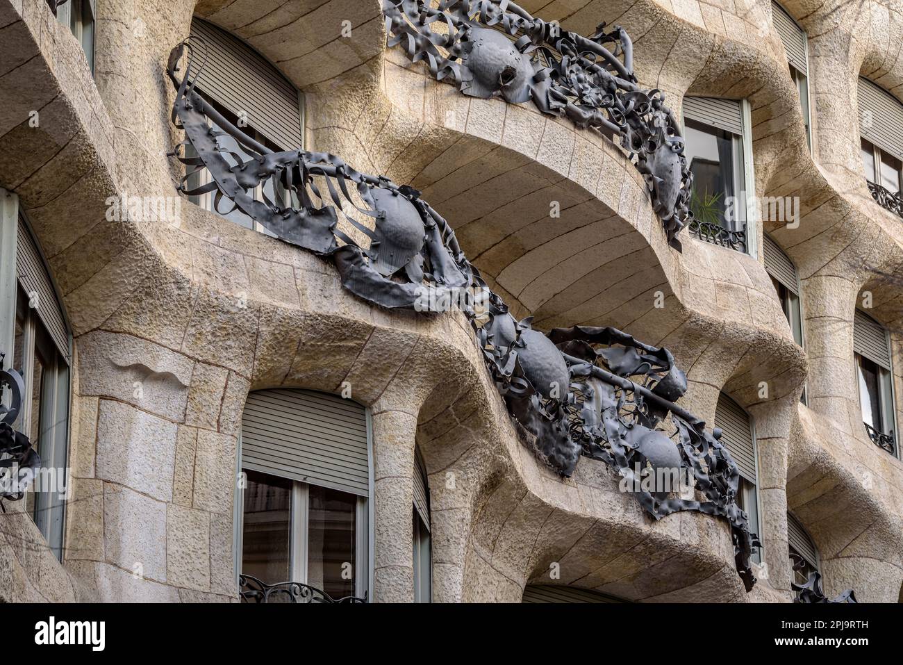 Schmiedeeiserne Details auf den Geländern von La Pedrera - Casa Milà, entworfen von Antoni Gaudí (Barcelona, Katalonien, Spanien) ESP: Detalles de hierro forjado Stockfoto