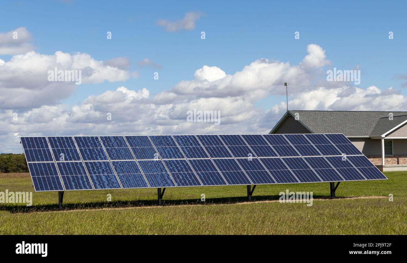 Solaranlagen zur Stromerzeugung in ländlichen Gebieten mit teilweise bewölktem Himmel Stockfoto