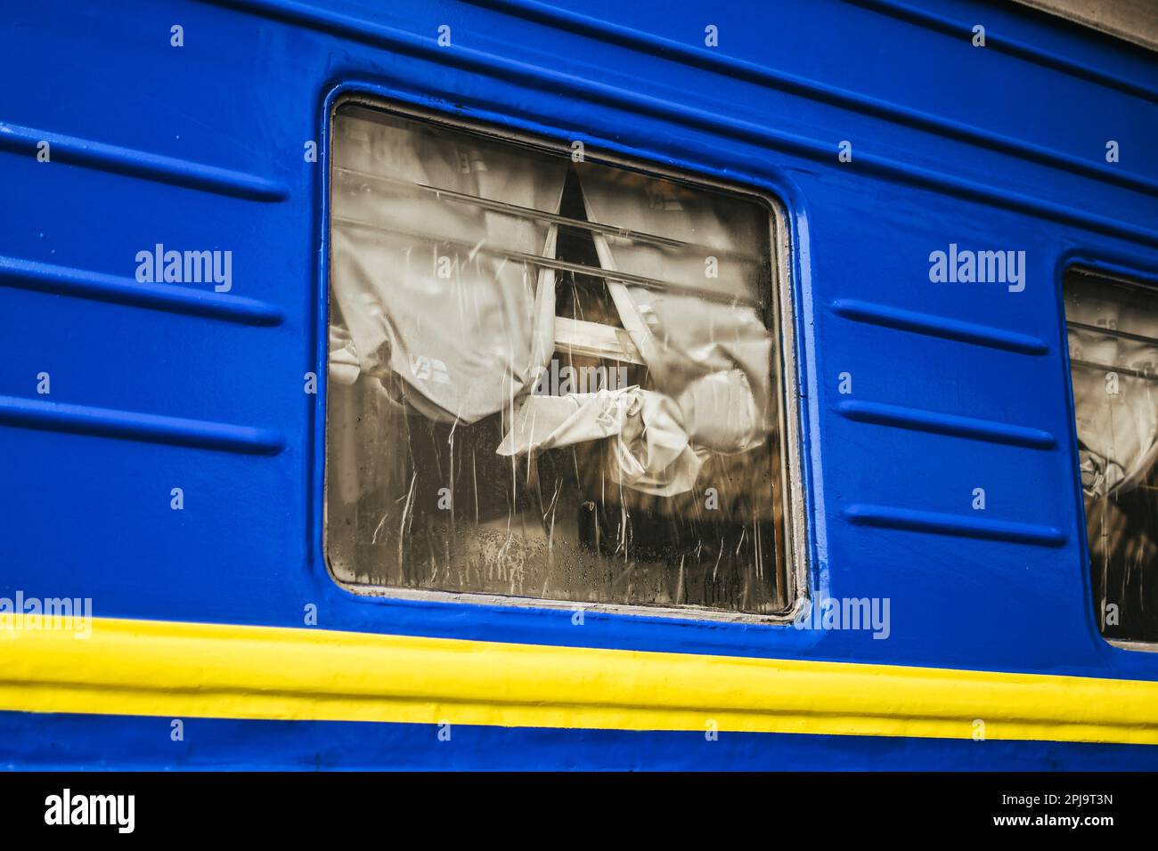 1. April 2023, Lemberg, Region Lemberg, Ukraine: Auf diesem Zug aus Zaporischzhia, Südostukraine, sind die Fenster mit Klebeband geschützt, um Glassplitter im Falle einer Bombardierung zu vermeiden. Leben im Hauptbahnhof von Lemberg, in der Westukraine, am 1. April 2023. Jeden Tag fahren zahlreiche Züge nach Osten und bringen Soldaten an die Front oder den Westen in Richtung Polen. Seit Beginn der russischen Invasion im Februar 2022 sind Züge ununterbrochen in Betrieb. (Kreditbild: © Adrien Fillon/ZUMA Press Wire) NUR REDAKTIONELLE VERWENDUNG! Nicht für den kommerziellen GEBRAUCH! Kredit: ZUMA Pre Stockfoto