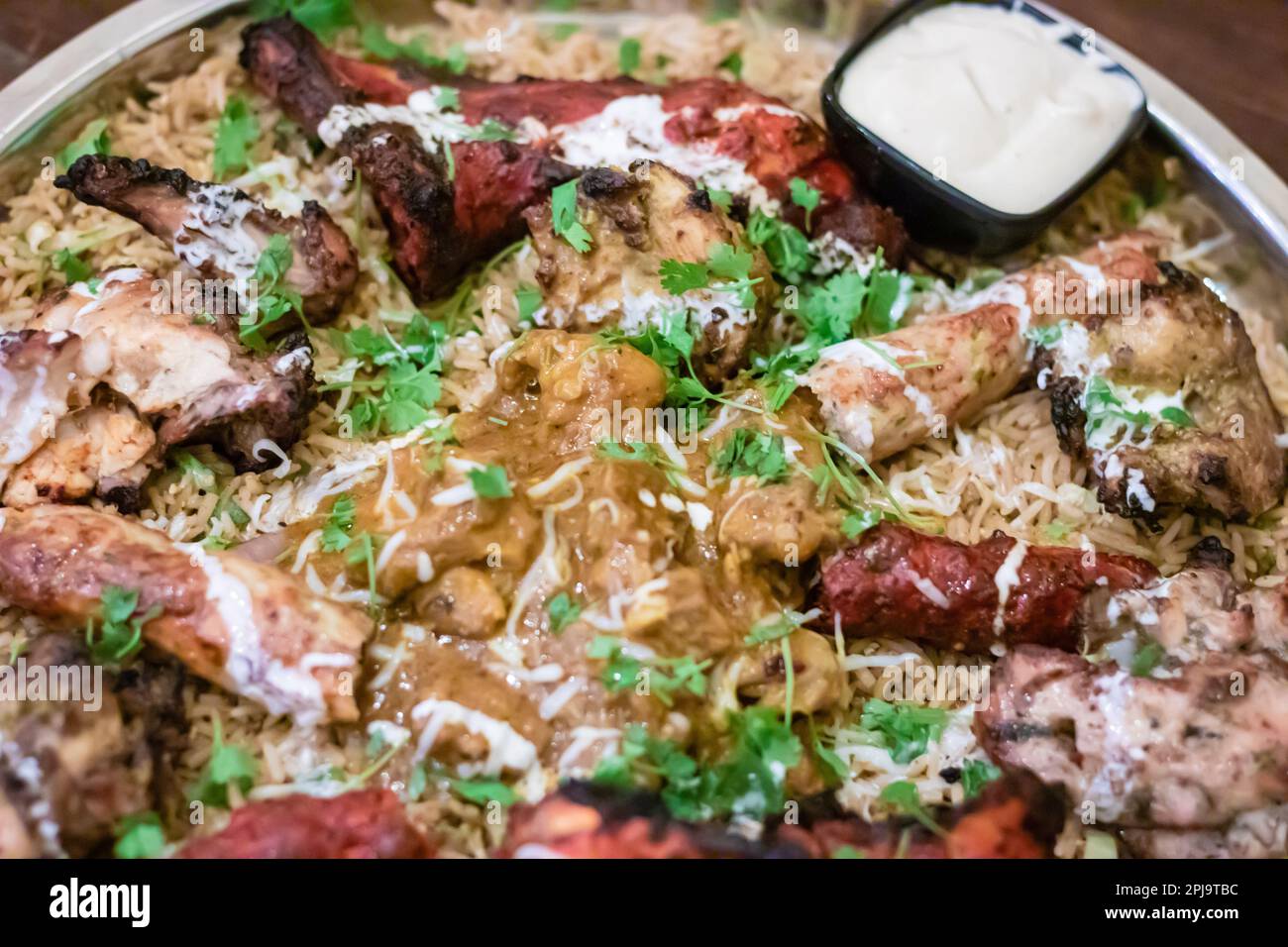 tandoori Hühnchen und Kebab, serviert in Stahlteller am Abend Stockfoto