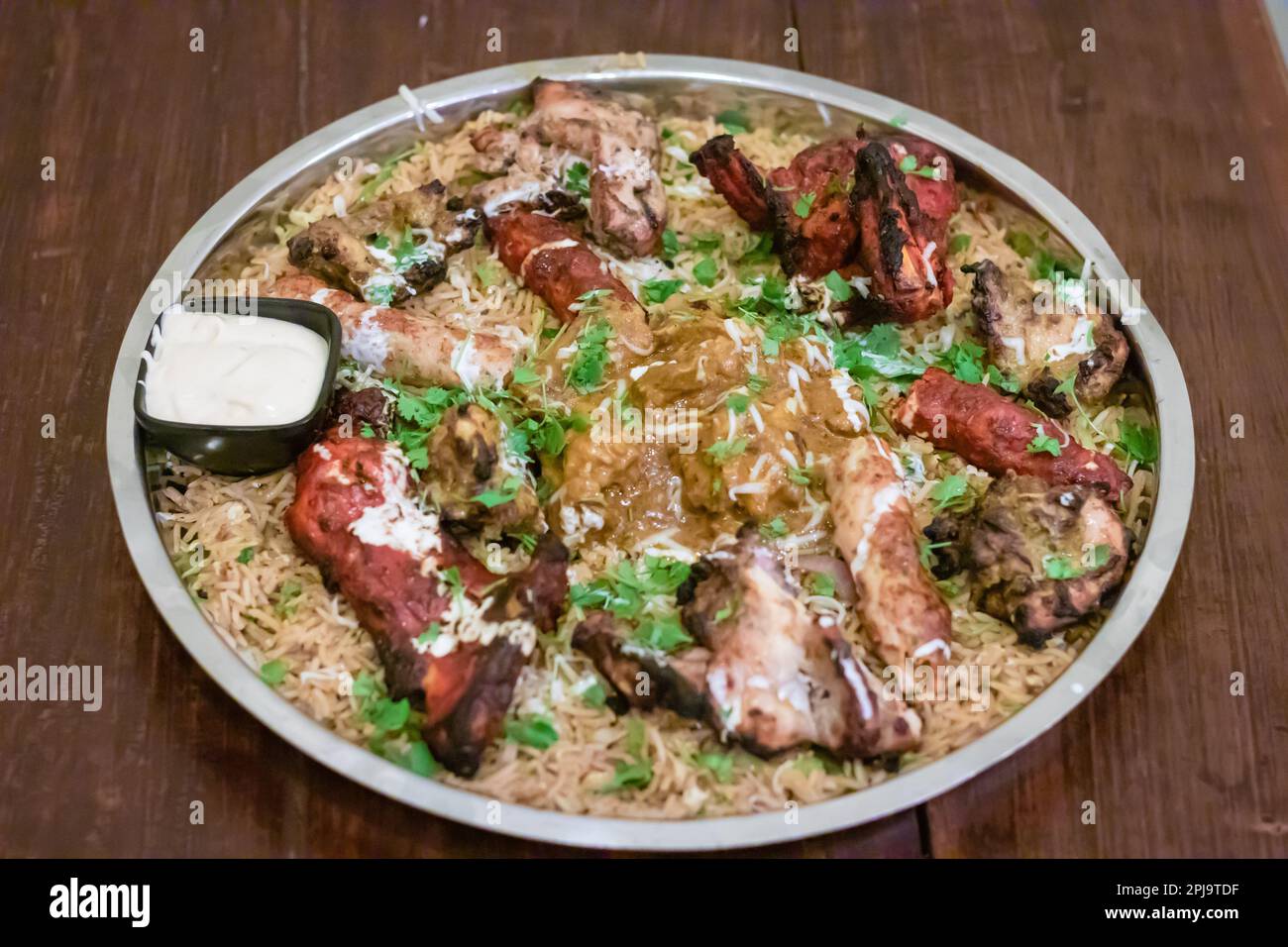 tandoori Hühnchen und Kebab, serviert in Stahlteller am Abend Stockfoto