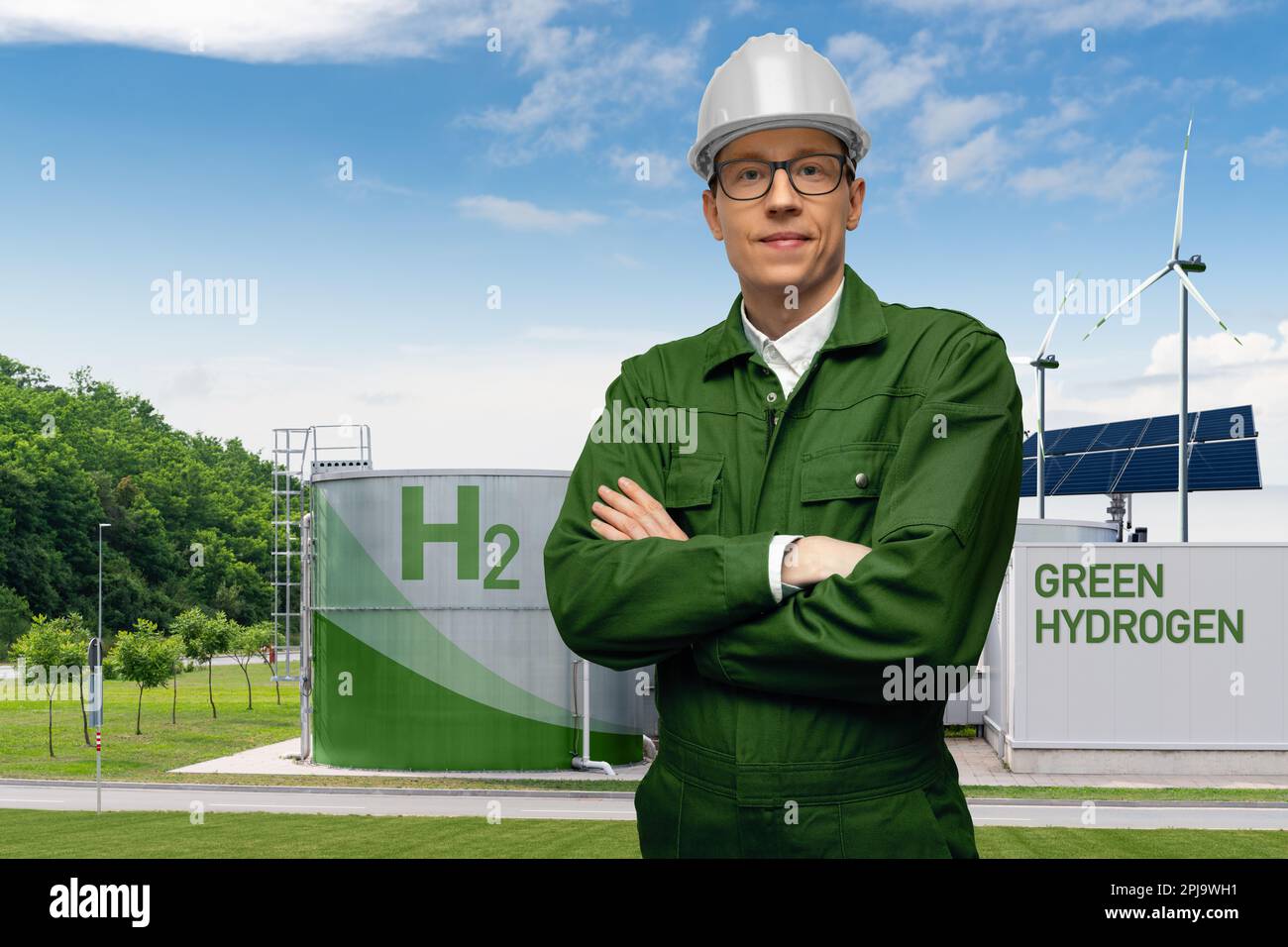 Ngineer auf dem Hintergrund einer grünen Wasserstofffabrik. Hochwertiges Foto Stockfoto
