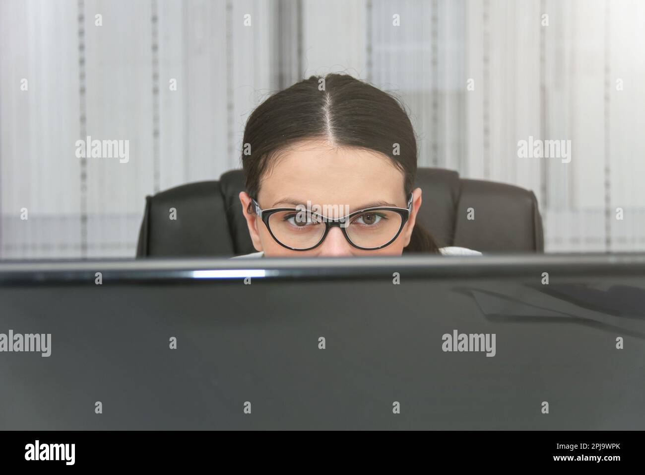 Stilvolle, wunderschöne weibliche Managerin, die lächelt und an Finanz- und Marketingprojekten arbeitet Stockfoto