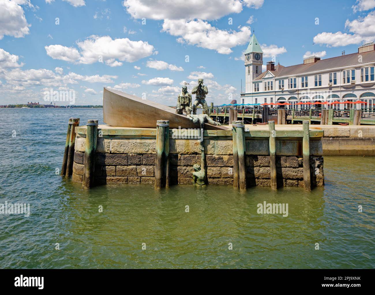 American Merchant Mariners Memorial im Battery Park. Pier A, Hudson River, der letzte überlebende Pier in New York City, befindet sich im Hintergrund. Stockfoto