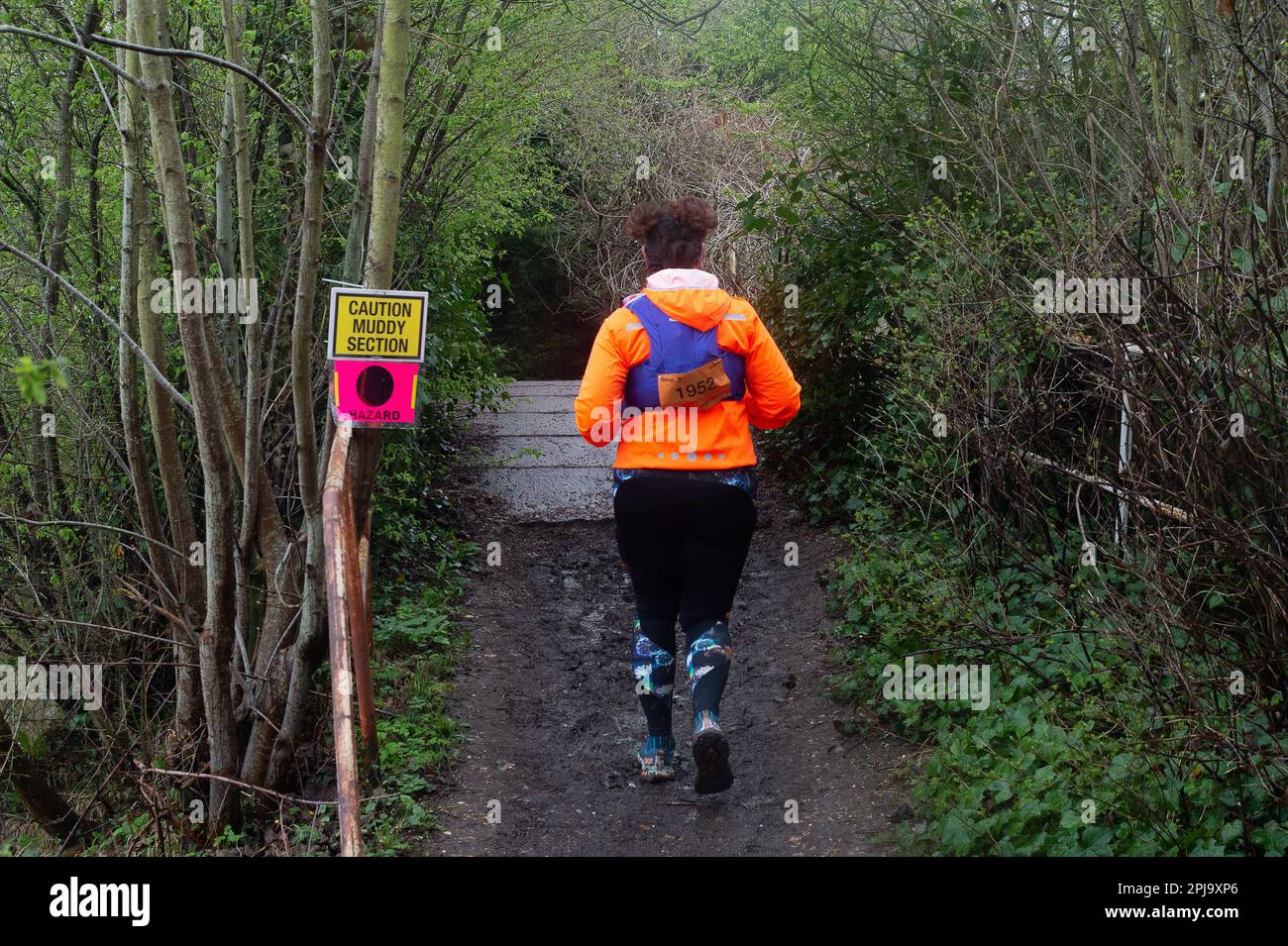 Old Windsor, Berkshire, Großbritannien. 1. April 2023. 1.800 Wanderer und Läufer waren heute auf dem Thames Path in Old Windsor, Berkshire, unterwegs und machten die Oster 50 Ultra Challenge. Sie liefen oder gingen entweder um 50km Uhr oder um 25km Uhr, beginnend bei der Royal Windsor Rennbahn und fuhren nach Old Windsor und dann zurück um Dorney Lake in Buckinghamshire. Viele Teilnehmer sammelten Geld für ihre bevorzugten Wohltätigkeitsorganisationen, darunter die British Heart Foundation. Kredit: Maureen McLean/Alamy Live News Stockfoto