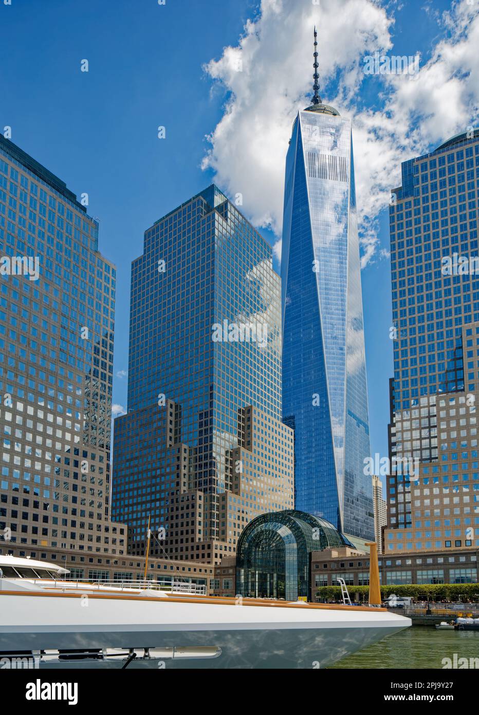 Das One World Trade Center ragt über den Gebäuden des Brookfield Place und des World Financial Center in Manhattans Battery Park City. Stockfoto