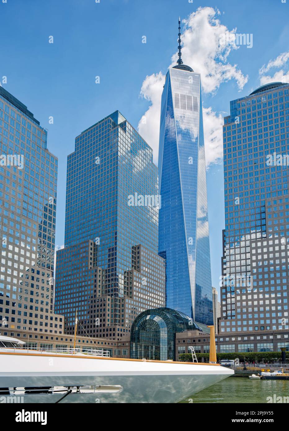 Das One World Trade Center ragt über den Gebäuden des Brookfield Place und des World Financial Center in Manhattans Battery Park City. Stockfoto