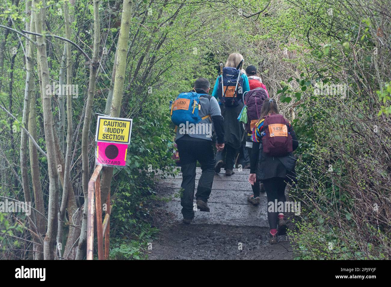 Old Windsor, Berkshire, Großbritannien. 1. April 2023. 1.800 Wanderer und Läufer waren heute auf dem Thames Path in Old Windsor, Berkshire, unterwegs und machten die Oster 50 Ultra Challenge. Sie liefen oder gingen entweder um 50km Uhr oder um 25km Uhr, beginnend bei der Royal Windsor Rennbahn und fuhren nach Old Windsor und dann zurück um Dorney Lake in Buckinghamshire. Viele Teilnehmer sammelten Geld für ihre bevorzugten Wohltätigkeitsorganisationen, darunter die British Heart Foundation. Kredit: Maureen McLean/Alamy Live News Stockfoto