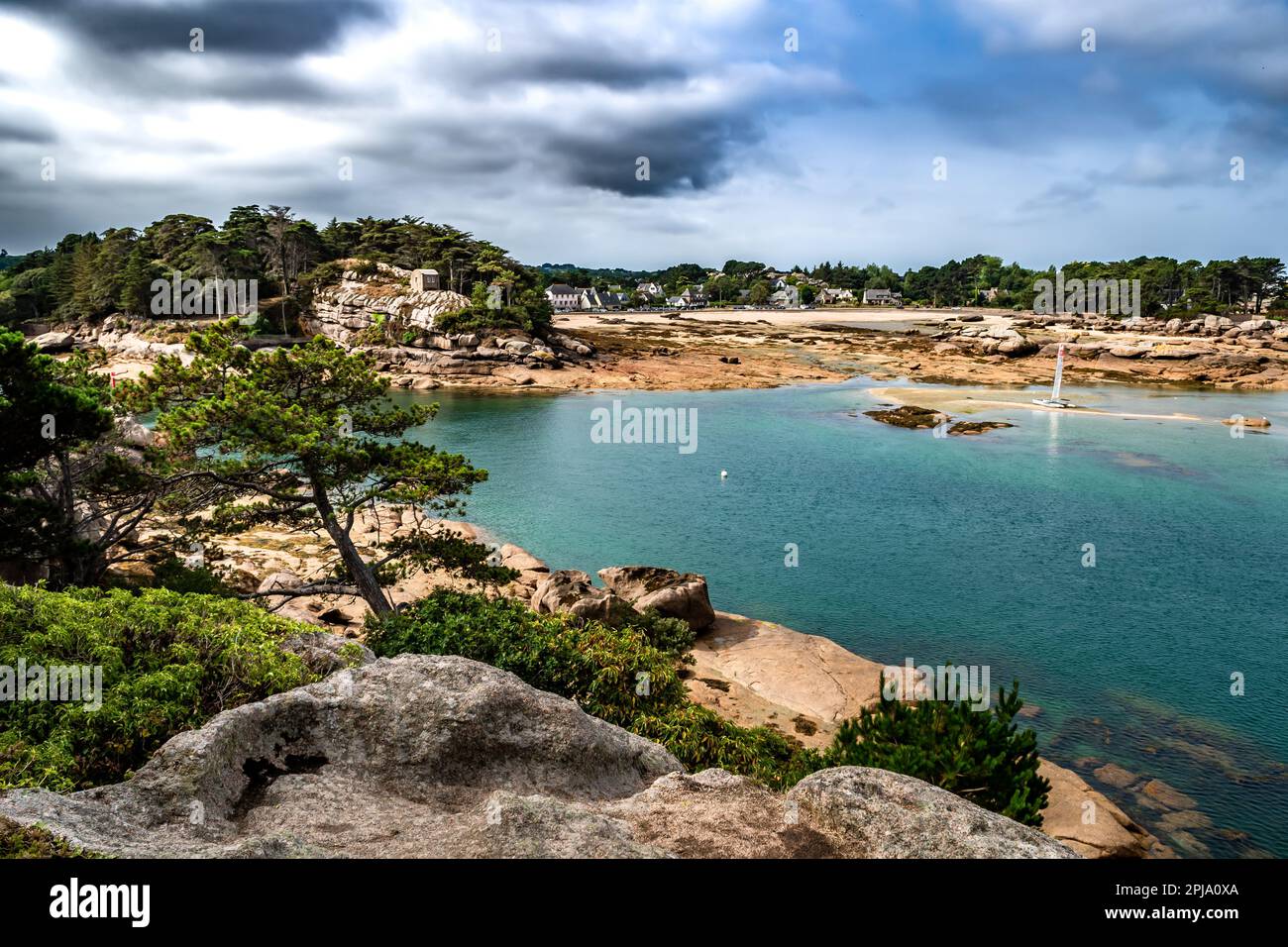 Sandy Beach Und Pink Granit Boulders An Der Atlantikküste Von Ploumanach Und Saint-Guirec In Der Bretagne, Frankreich Stockfoto