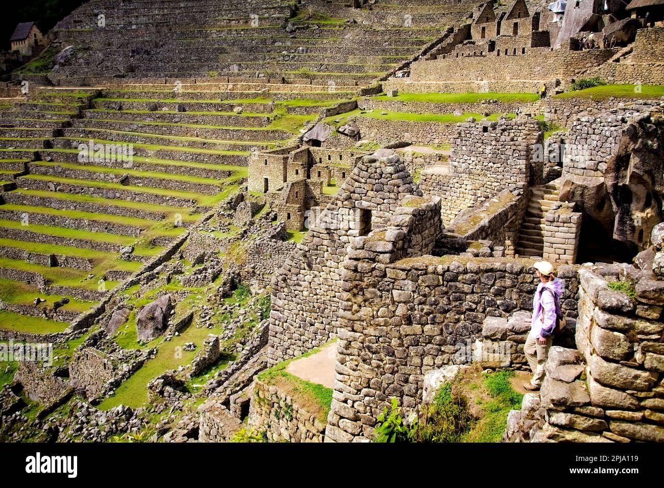 Ein Tourist bewundert die riesige Stätte Machu Picchu in Peru. Stockfoto