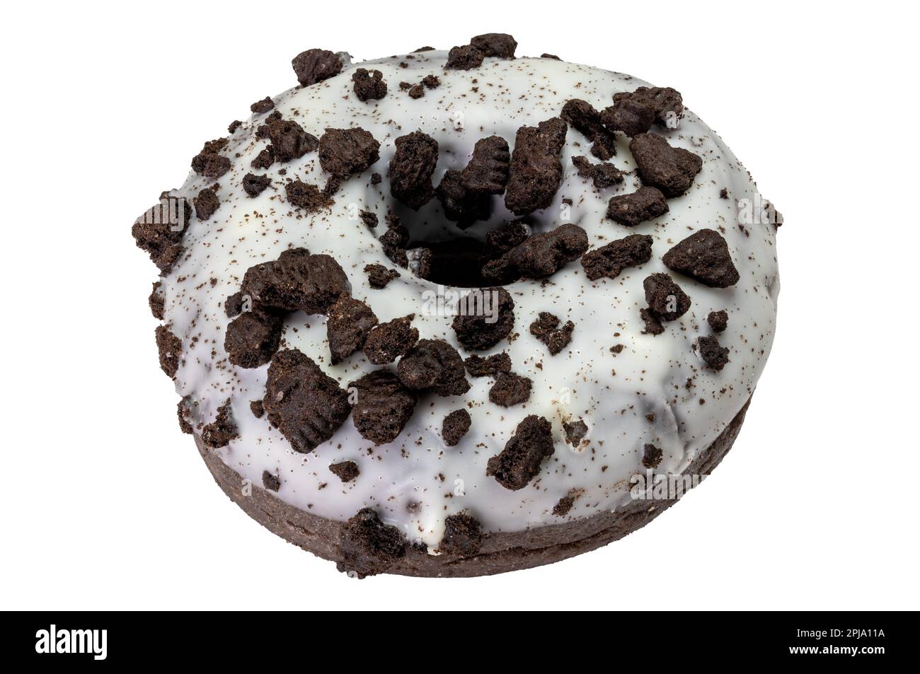 Nahaufnahme von leckerem Schokoladendonut mit Kekskrümeln auf weißem Hintergrund Stockfoto