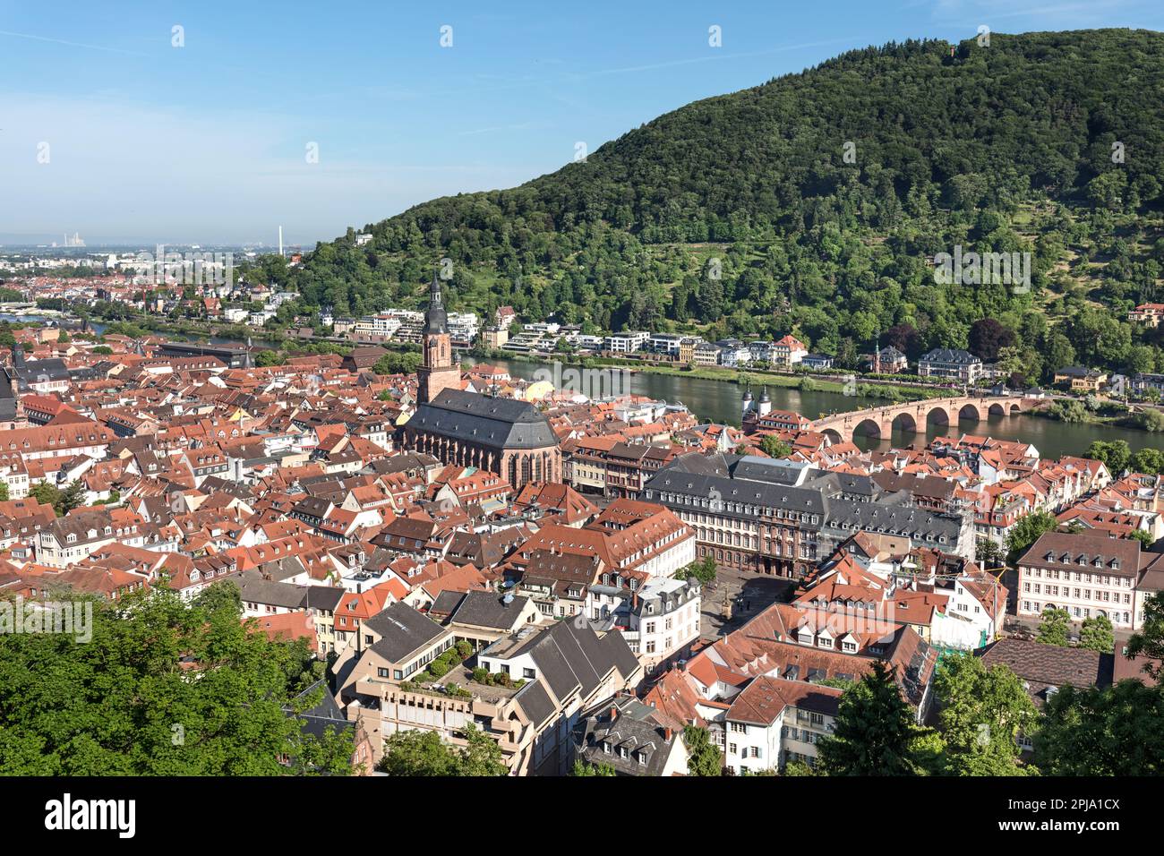 Historische Heidelberger Altstadt am Neckar im Neckartal mit der alten Brücke, auch Karl-Theodore-Brücke genannt. Heidelberg. Stockfoto