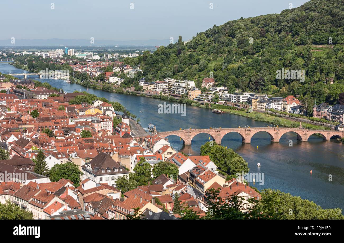 Historische Heidelberger Altstadt am Neckar im Neckartal mit der alten Brücke, auch Karl-Theodore-Brücke genannt. Heidelberg. Stockfoto