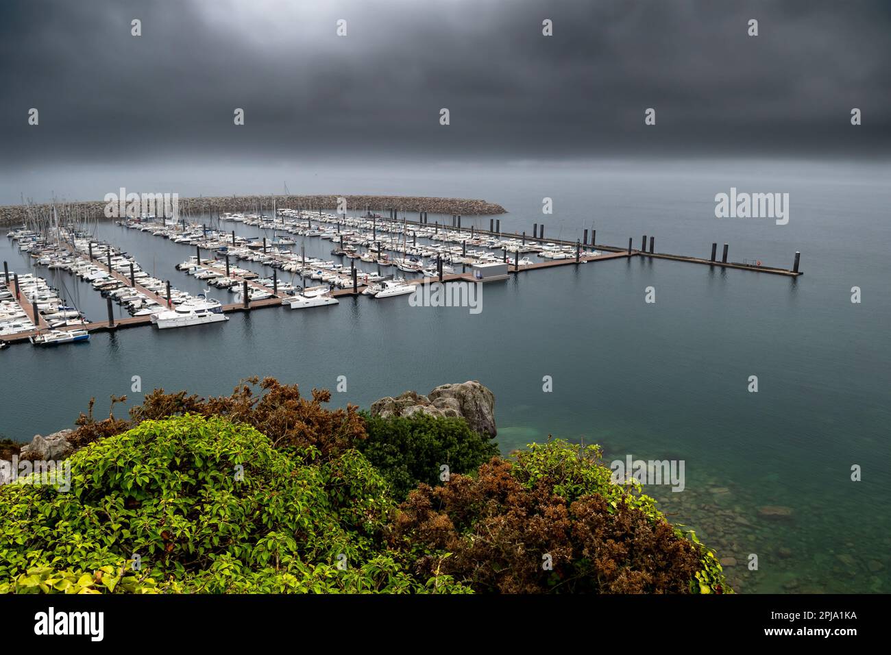 Blick Vom Exotischen Garten Des Dorfes Roscoff Am Hafen Port De Plaisance An Der Atlantikküste Der Bretagne, Frankreich Stockfoto