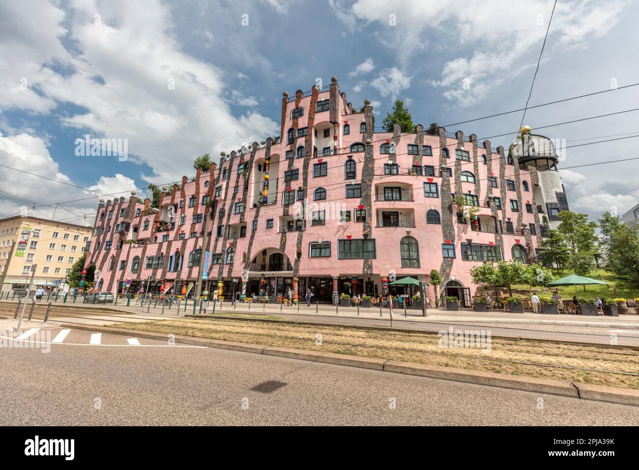 Hundertwassers Grüne Zitadelle (Grüne Zitadelle) von Magdeburg, Einkaufsrestaurant und Hotelkomplex auf Breiter Web, Stadtzentrum, Magdeburg. Stockfoto