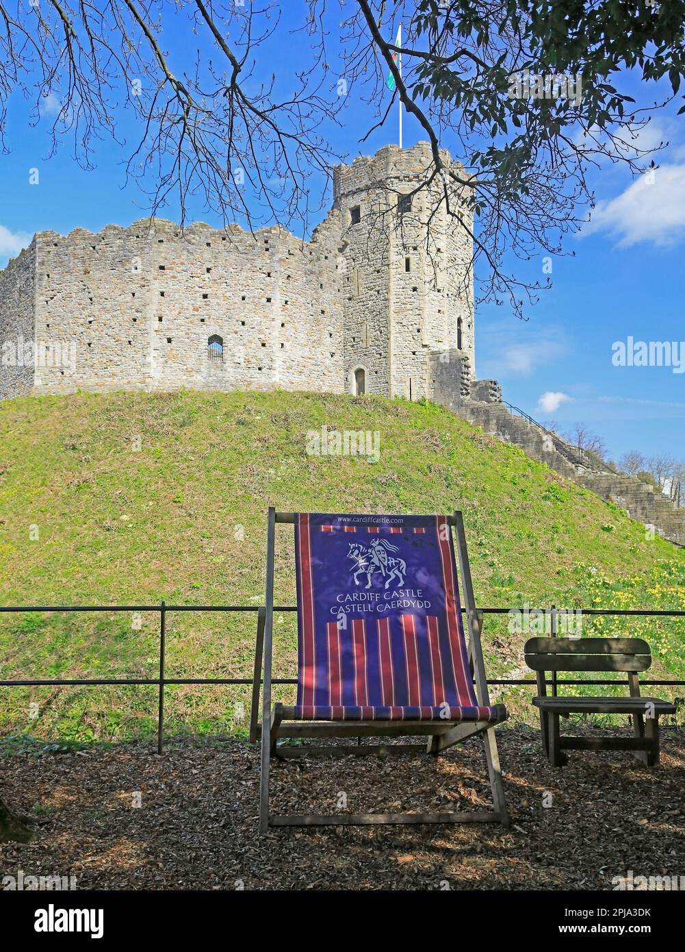 Cardiff Castle The Norman Keep und ein riesiger Liegestuhl, um für amüsante Fotos zu posieren. März 2023. Frühling Stockfoto