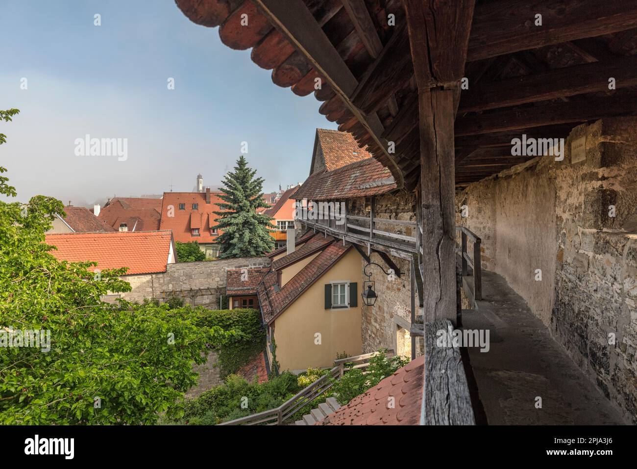 Stadtmauern, Festungsmauern und Gehwege auf den historischen mittelalterlichen Befestigungsanlagen an der Stadtmauer rund um die Altstadt, altstadt, Rothenburg. Stockfoto