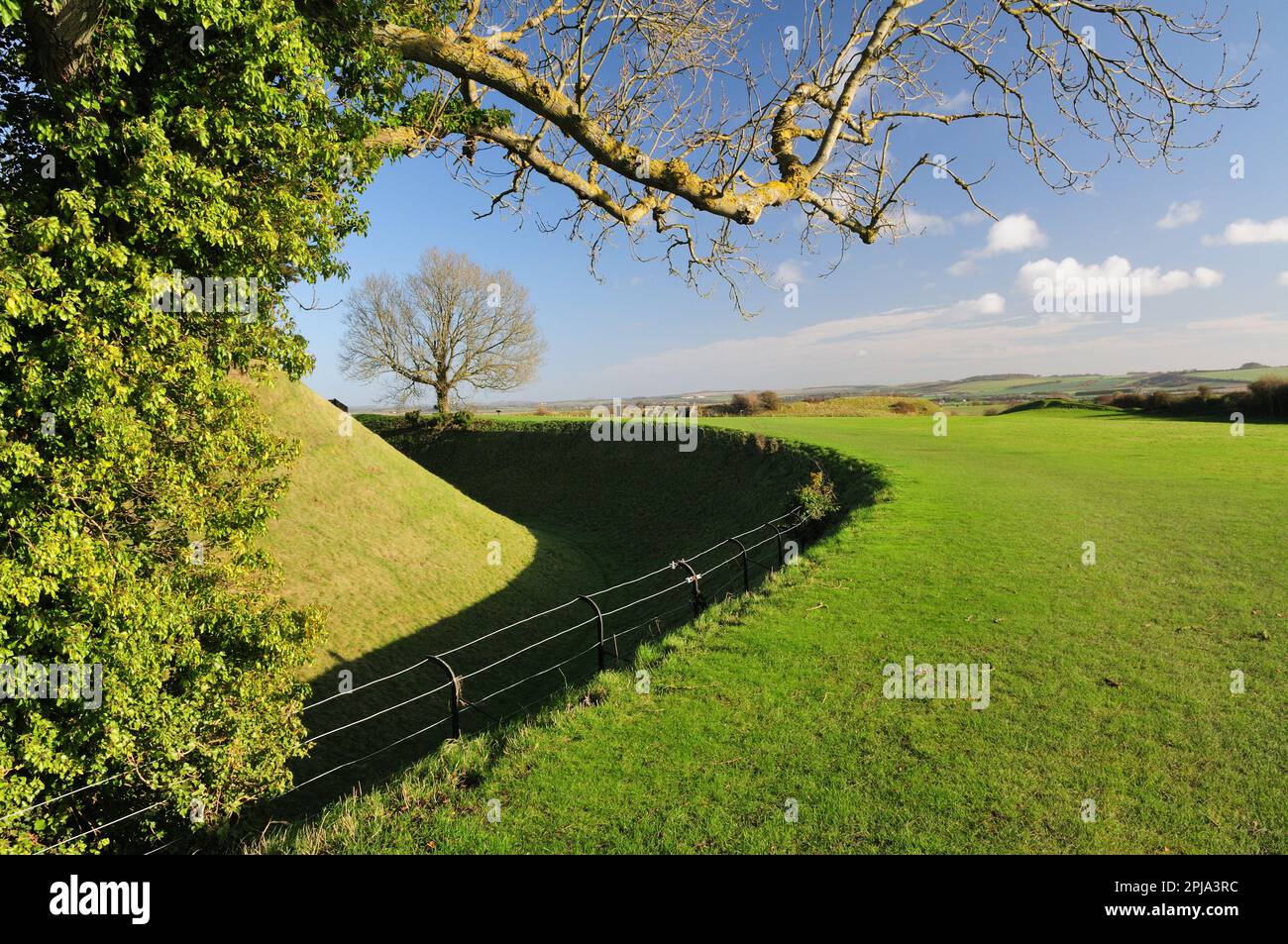 Die Stadtmauern und der Graben von Old Sarum Castle und Hillfort in Salisbury, Wiltshire. Stockfoto