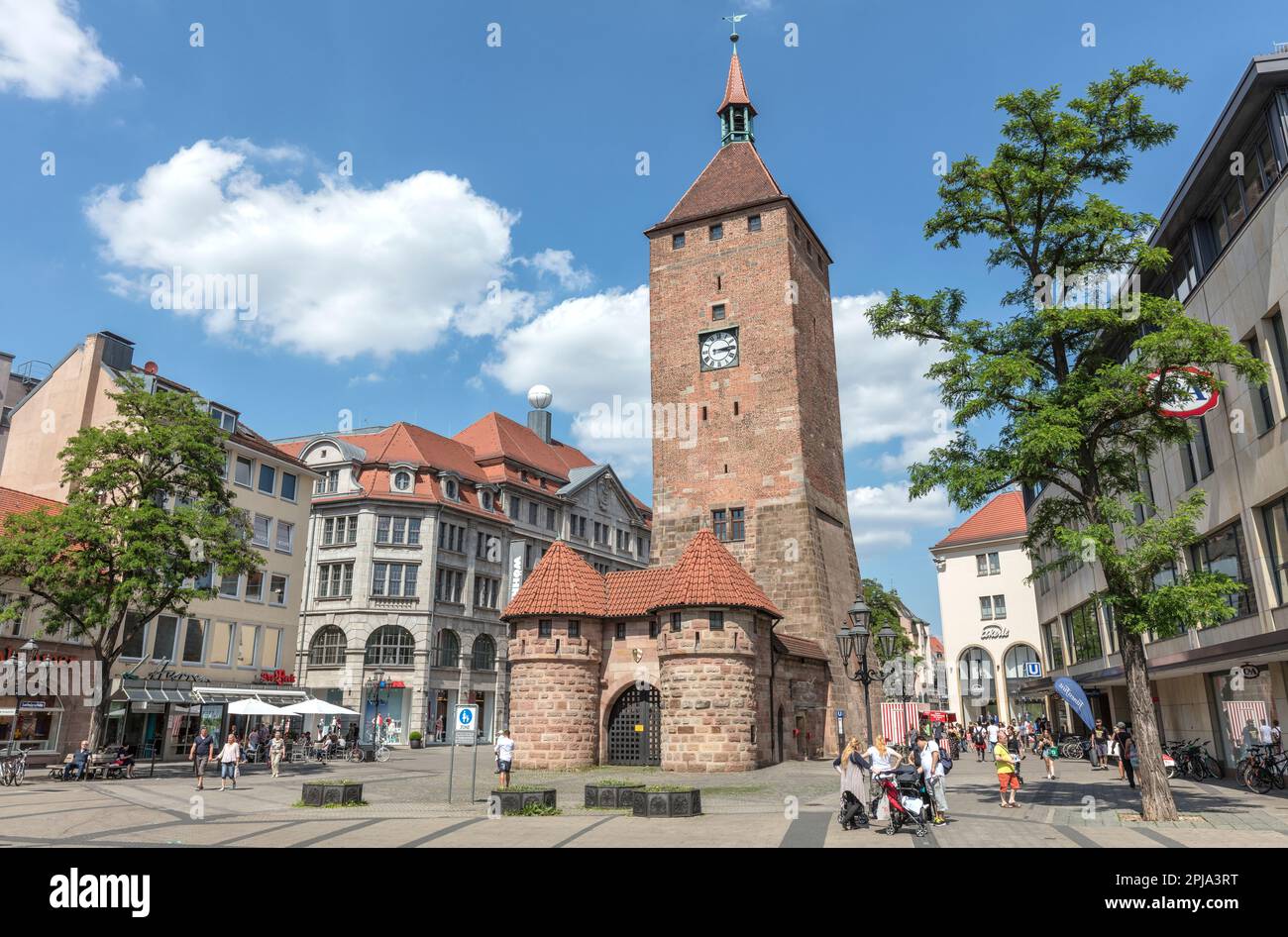 Weißer Turm aus dem 13. Jahrhundert oder weißer Turm-Turm am Ludwigsplatz im Lorenzer-Viertel der Altstadt. Alte Stadtbefestigungen. Nürnberg. Stockfoto
