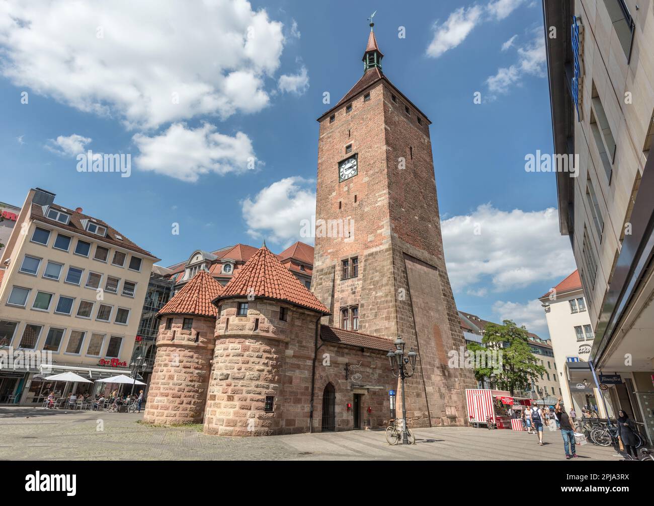 Weißer Turm aus dem 13. Jahrhundert oder weißer Turm-Turm am Ludwigsplatz im Lorenzer-Viertel der Altstadt. Alte Stadtbefestigungen. Nürnberg. Stockfoto