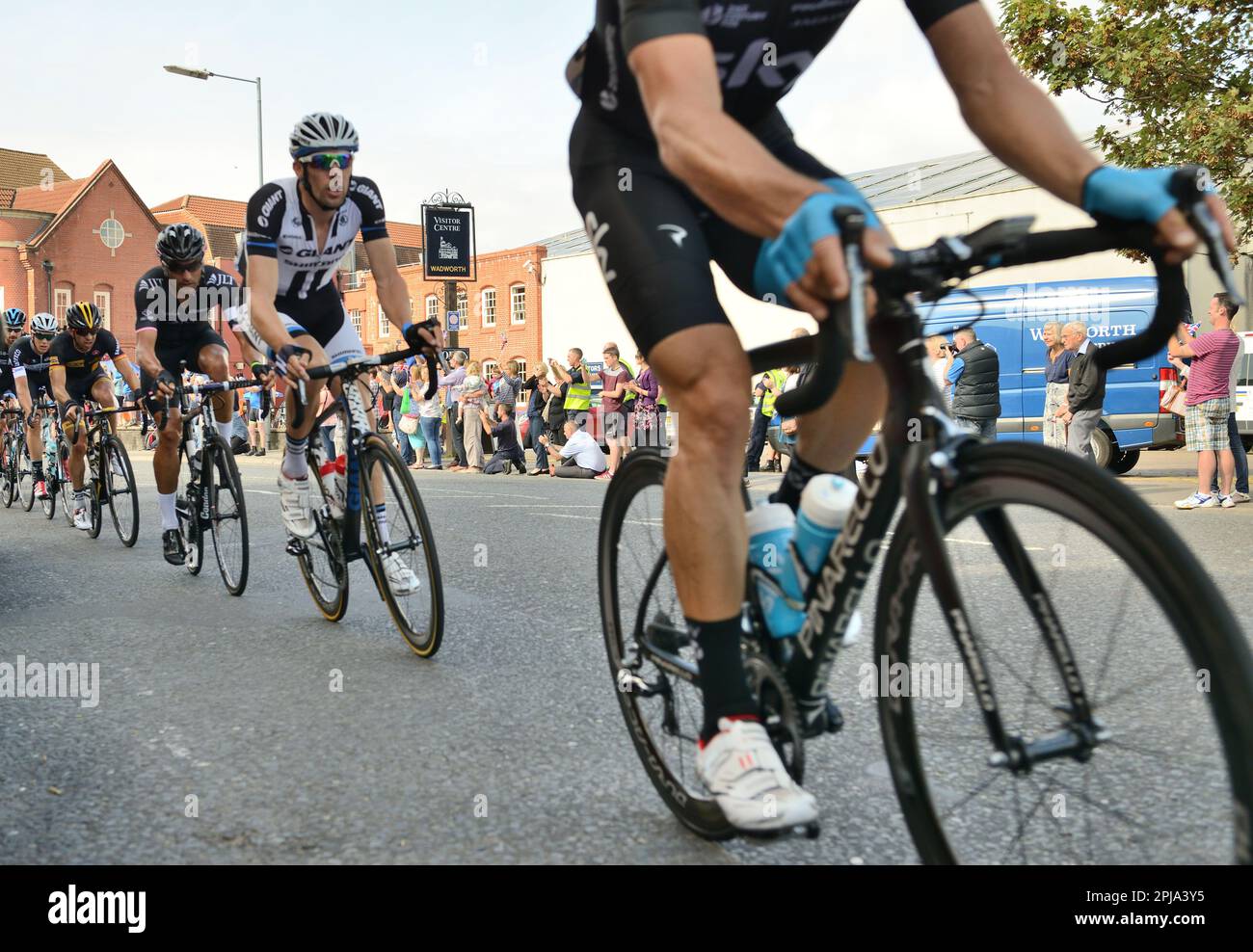 2014 Uhr Fahrradtour durch Großbritannien, vorbei an Wadworths Northgate-Brauerei in Devizes, Wiltshire. Stockfoto