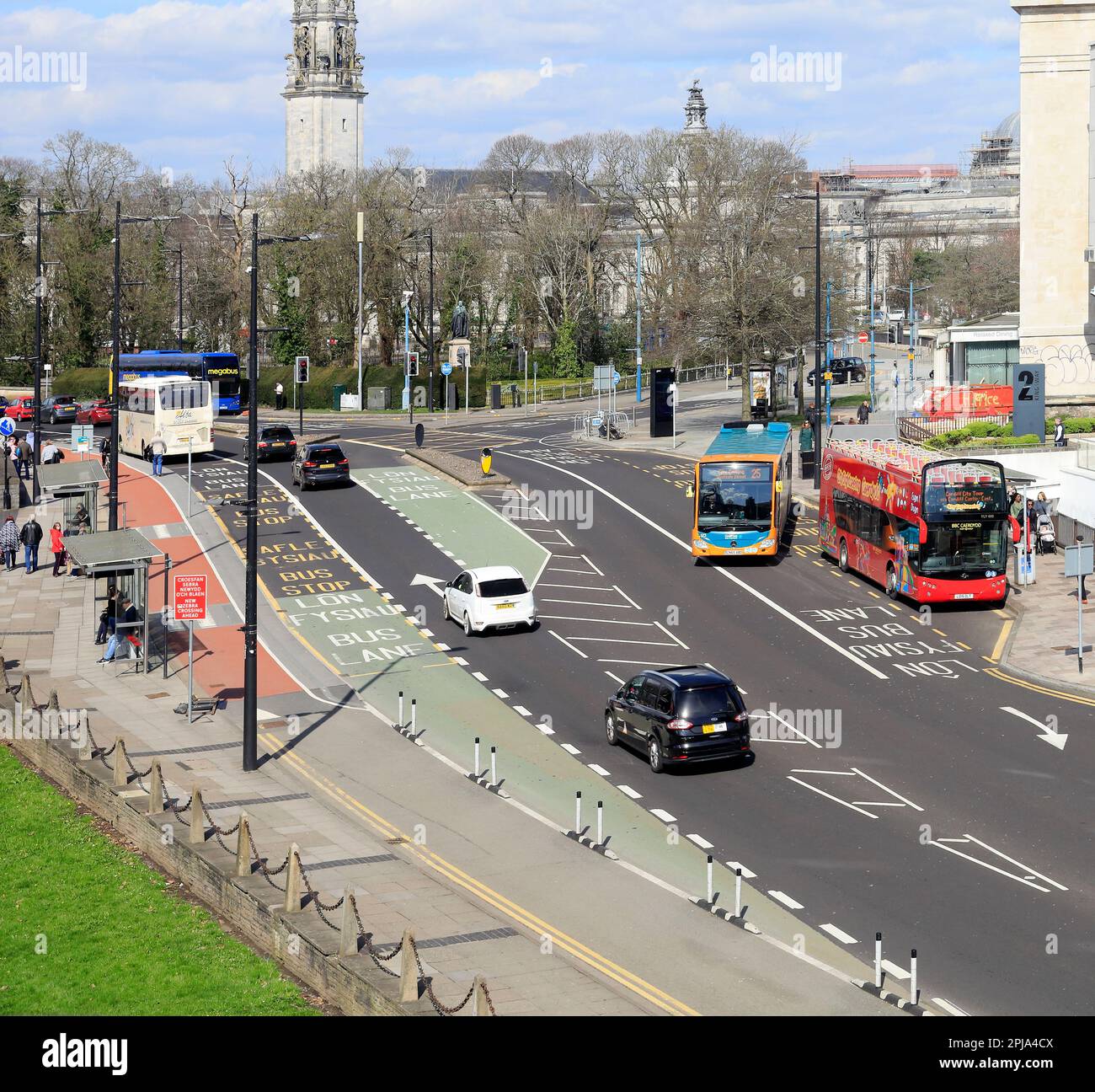 Kingsway, Cardiff. Straßenszene mit Verkehrsmarkierungen und Busspuren. März 2023. Frühling Stockfoto