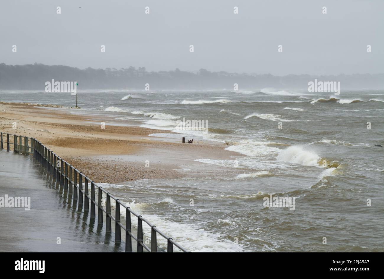 A Rainy, Windy Day am Avon Beach, Christchurch, Großbritannien während Storm Mathis Stockfoto