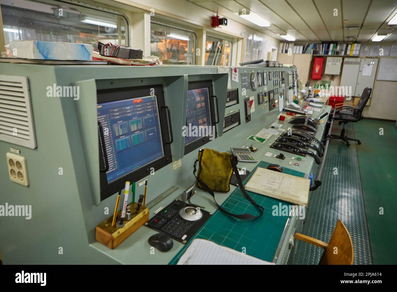 Im Maschinenraum des Schiffes. Die Steuerungsinstrumente des Schiffsmotors. Stockfoto