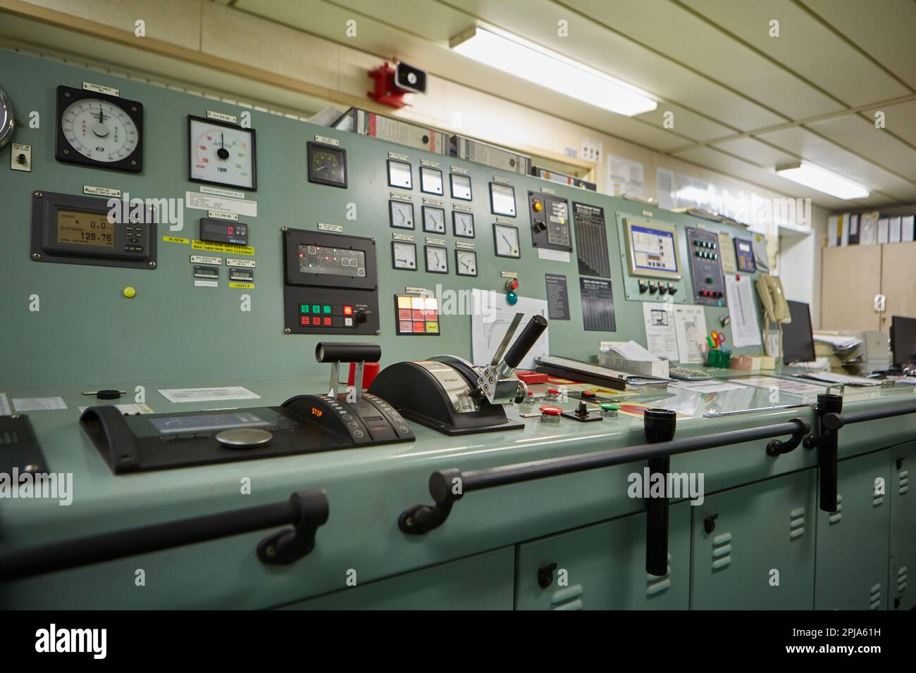 Im Maschinenraum des Schiffes. Die Steuerungsinstrumente des Schiffsmotors. Stockfoto