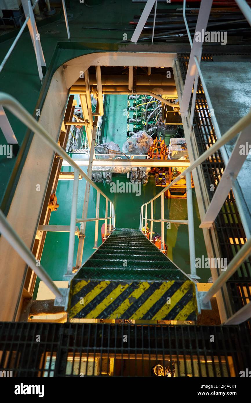 Maschinenraum des Schiffs. Maschinenraum des Schiffes / Industrietreppen. Schiffsmotor Schwermaschinenraum – Rohre, Ventile, Motoren Stockfoto