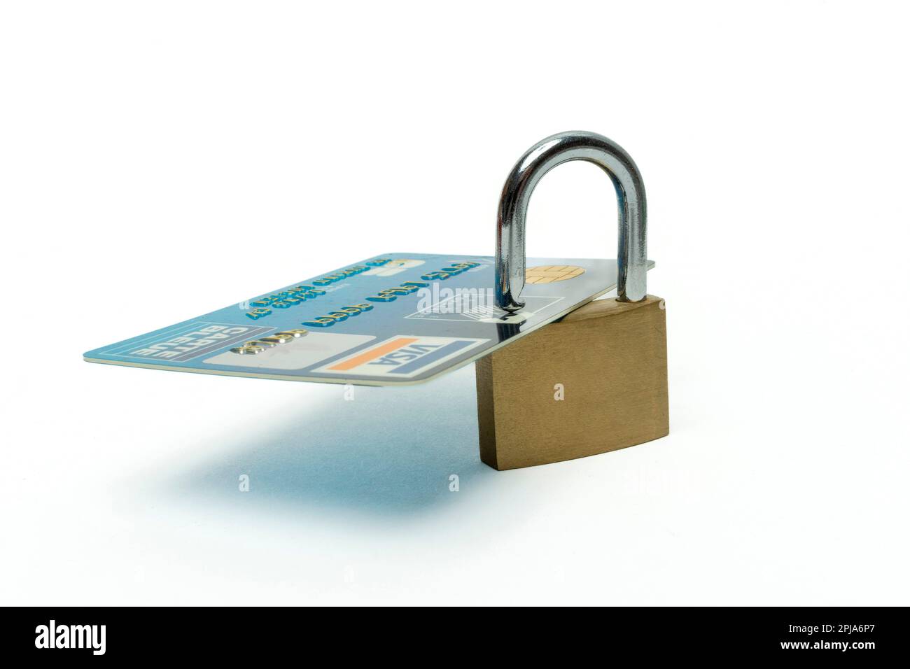 Ein Vorhängeschloss befindet sich über einer Kreditkarte und symbolisiert Sicherheit und Schutz vor unbefugtem Zugriff auf Finanzinformationen. Stockfoto