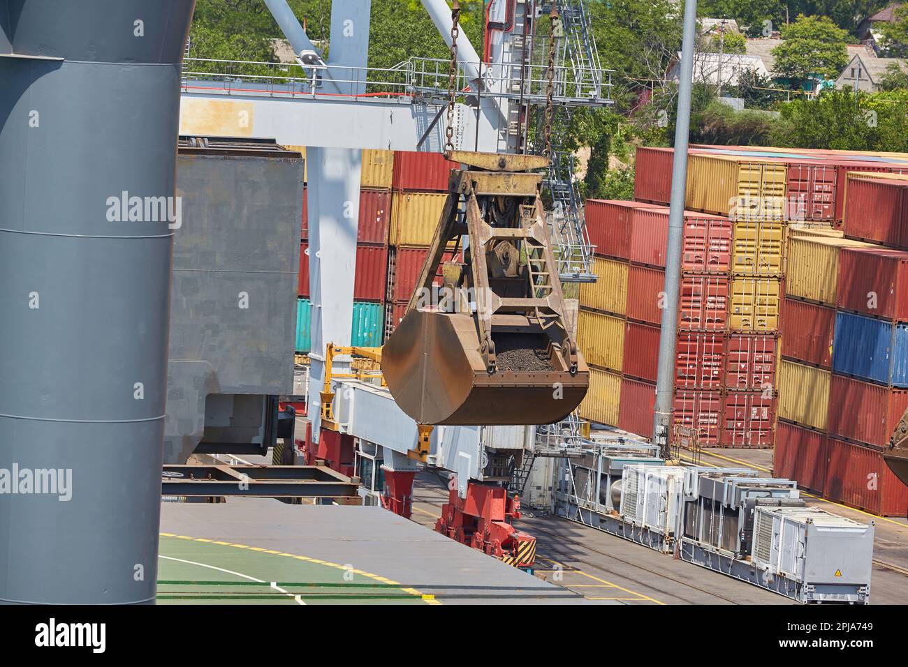 Eine Kranschaufel im Hafen über dem Bulkentransportdeck. Stockfoto